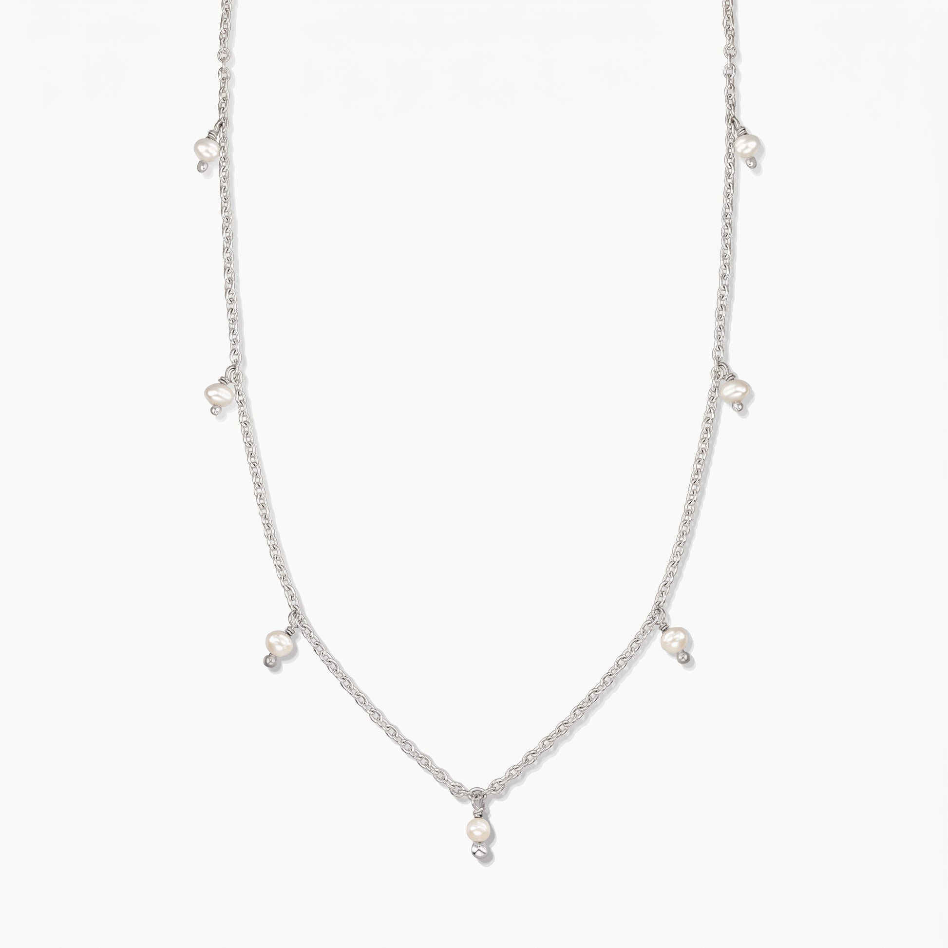 Collana in argento Indira Margot con piccole gocce di perla naturale, fotografata su uno sfondo bianco pulito.