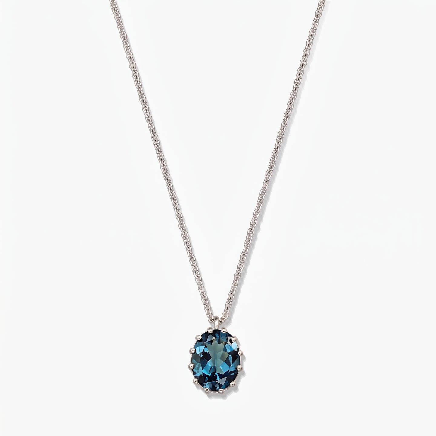 Collana in argento sterling con pendente ovale in topazio London blue su sfondo bianco.