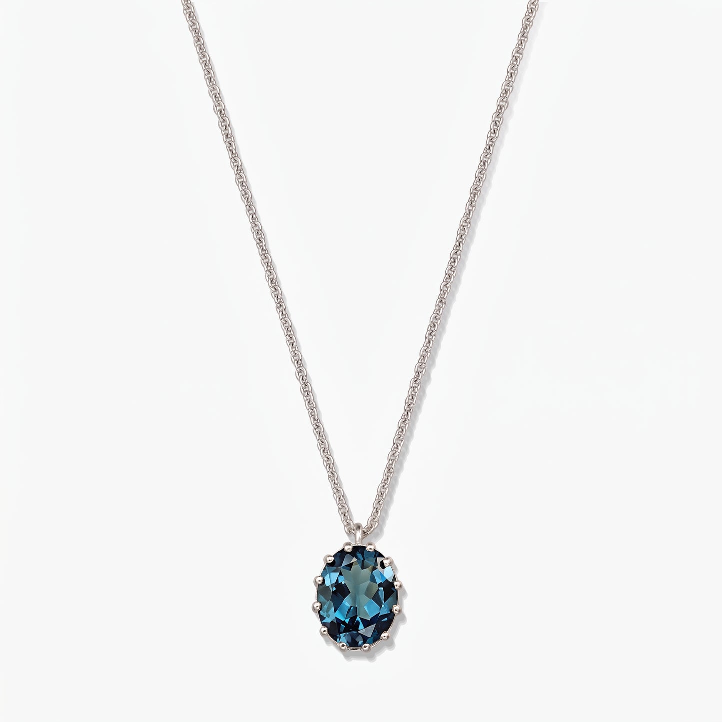 Collana in argento sterling con pendente ovale in topazio London blue su sfondo bianco.