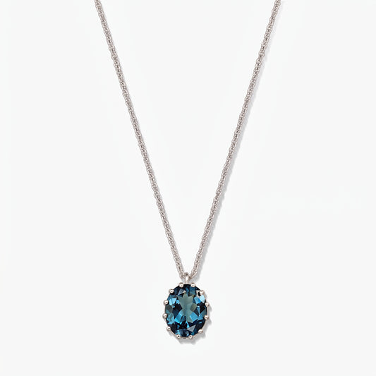 Collana in argento sterling con pendente ovale in topazio London blue su sfondo bianco.
