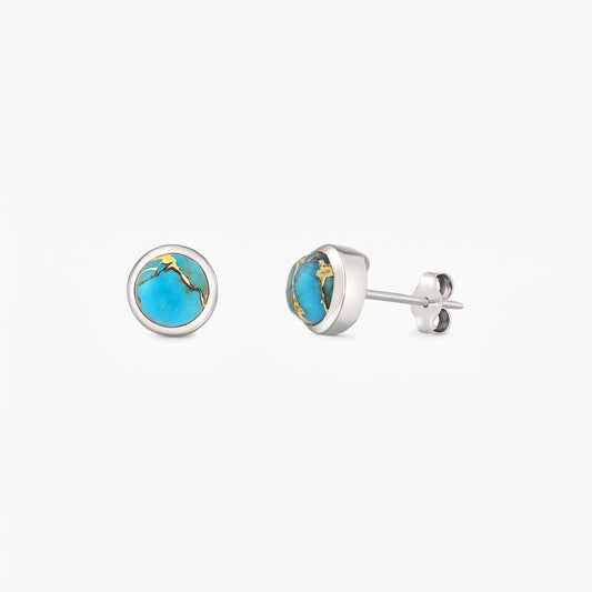 Coppia di orecchini a perno in argento sterling con cabochon rotondi di Blue Copper Turquoise montati a castone, su sfondo bianco.