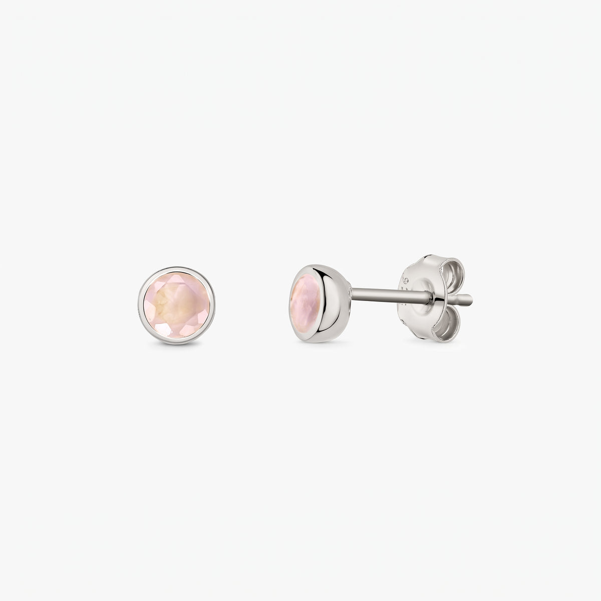 Coppia di orecchini a perno in argento sterling 925 con pietre di quarzo rosa rotonde e sfaccettate su sfondo bianco, mostrati frontalmente e di lato con chiusure a farfalla.