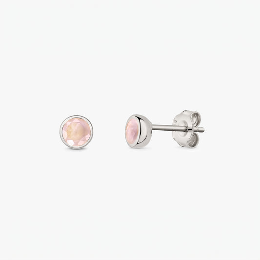 Coppia di orecchini a perno in argento sterling 925 con pietre di quarzo rosa rotonde e sfaccettate su sfondo bianco, mostrati frontalmente e di lato con chiusure a farfalla.