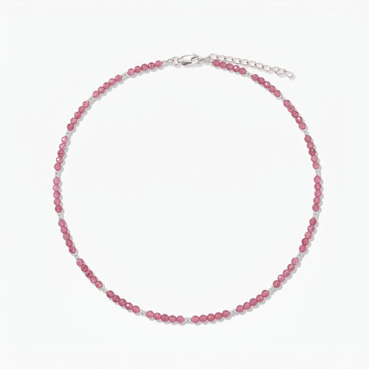 Collana SummerScape in argento con filo di perline di tormalina rosa, chiusura a moschettone e catenella di prolunga, fotografata su sfondo bianco.