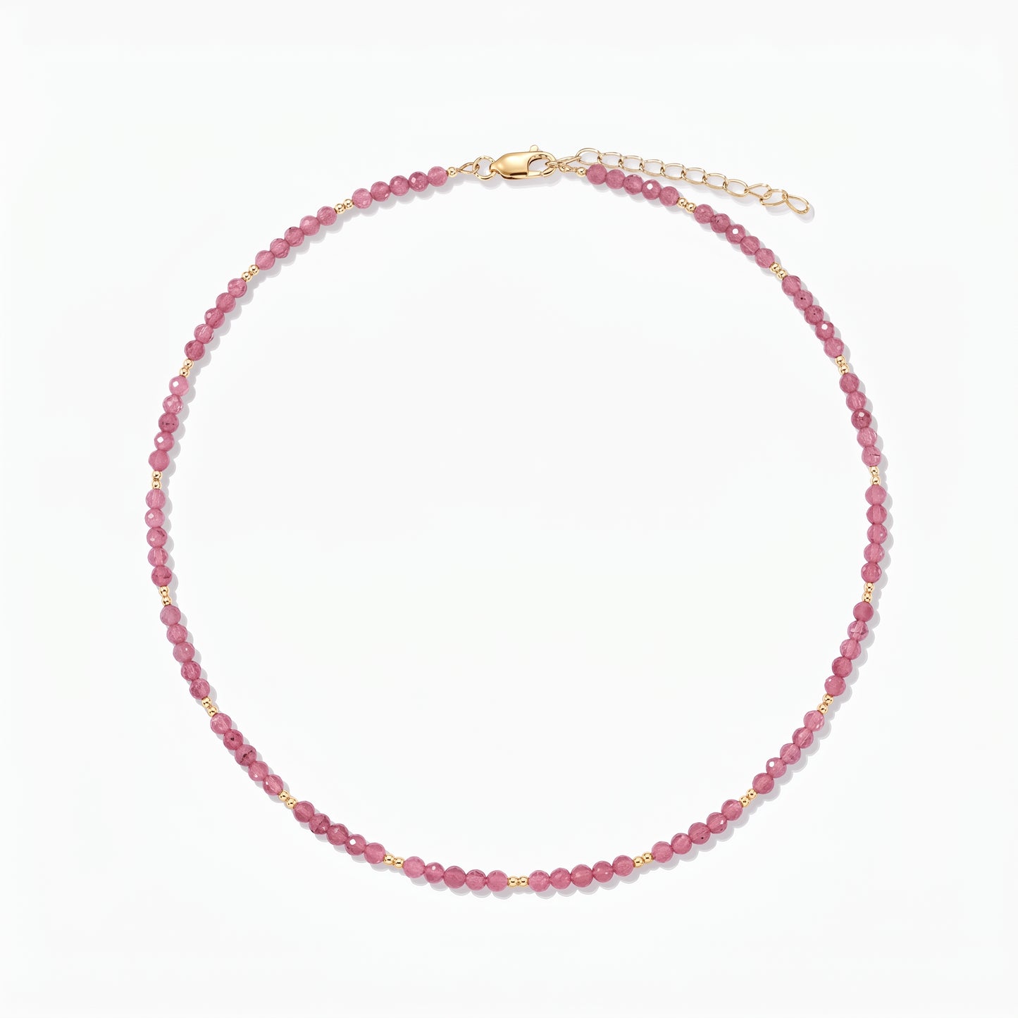 Collana in argento Golden SummerScape - Tourmaline by Indira: collana di perline in tormalina rosa con piccoli dettagli in oro e chiusura a moschettone con prolunga, su sfondo bianco.