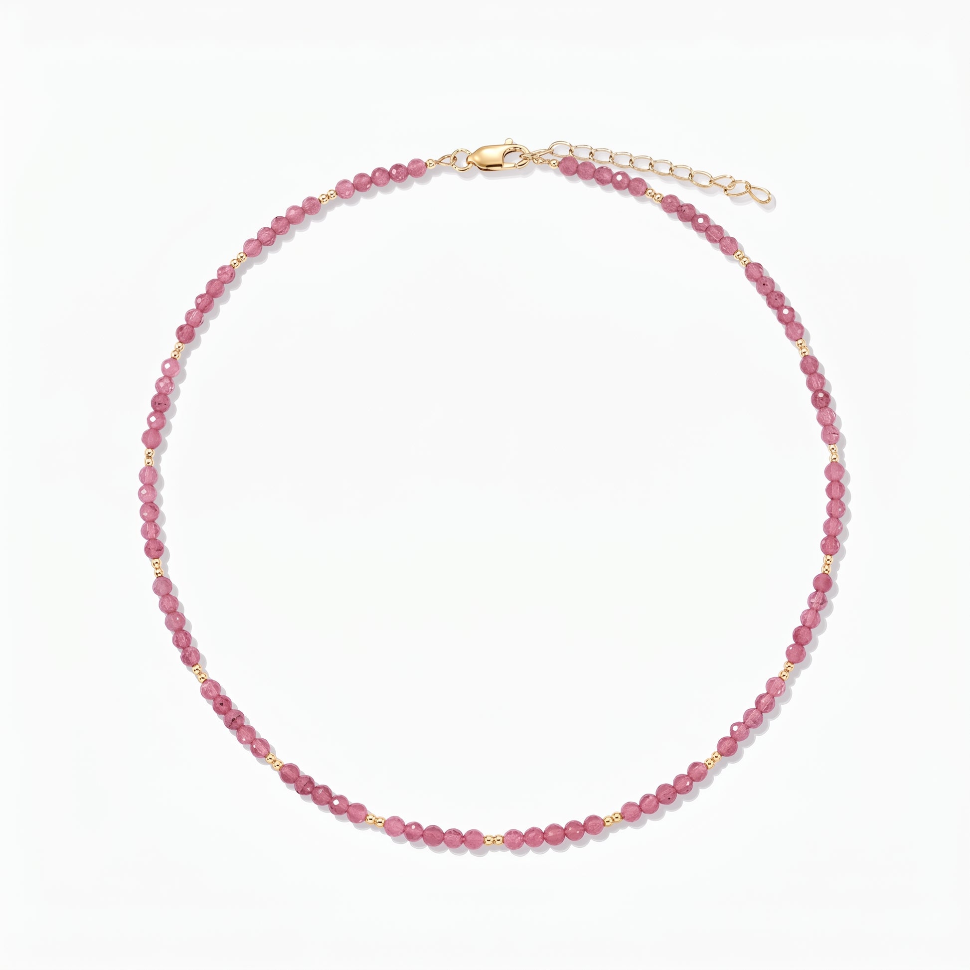 Collana in argento Golden SummerScape - Tourmaline by Indira: collana di perline in tormalina rosa con piccoli dettagli in oro e chiusura a moschettone con prolunga, su sfondo bianco.