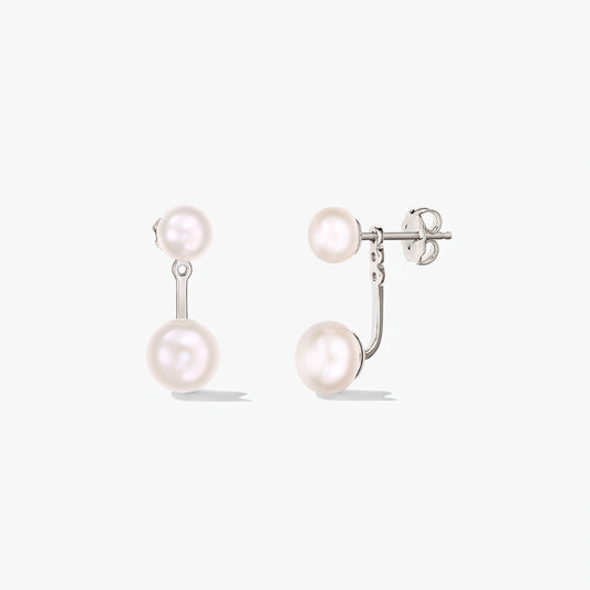 Coppia di orecchini Duo in argento 925 con perle naturali bianche, design ear‑jacket a doppia perla, su sfondo bianco.