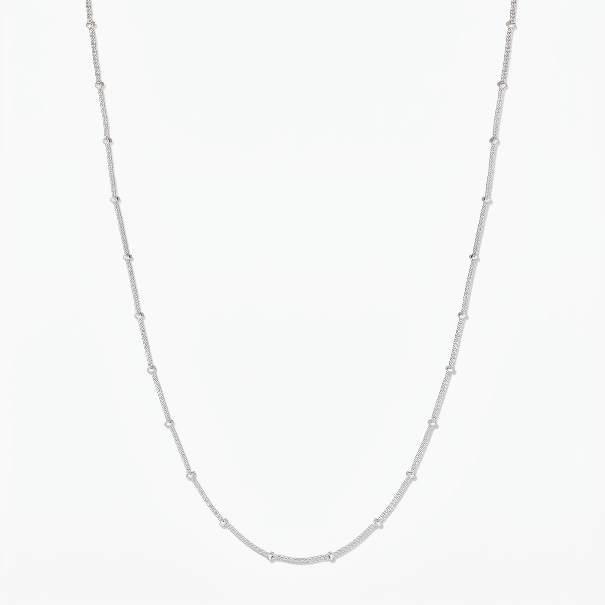 Collana a catena con perline in argento sterling su sfondo bianco, immagine del prodotto a piena lunghezza.