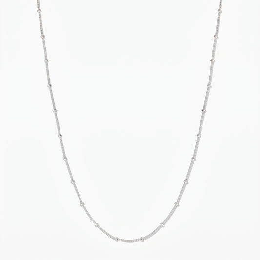 Collana a catena con perline in argento sterling su sfondo bianco, immagine del prodotto a piena lunghezza.