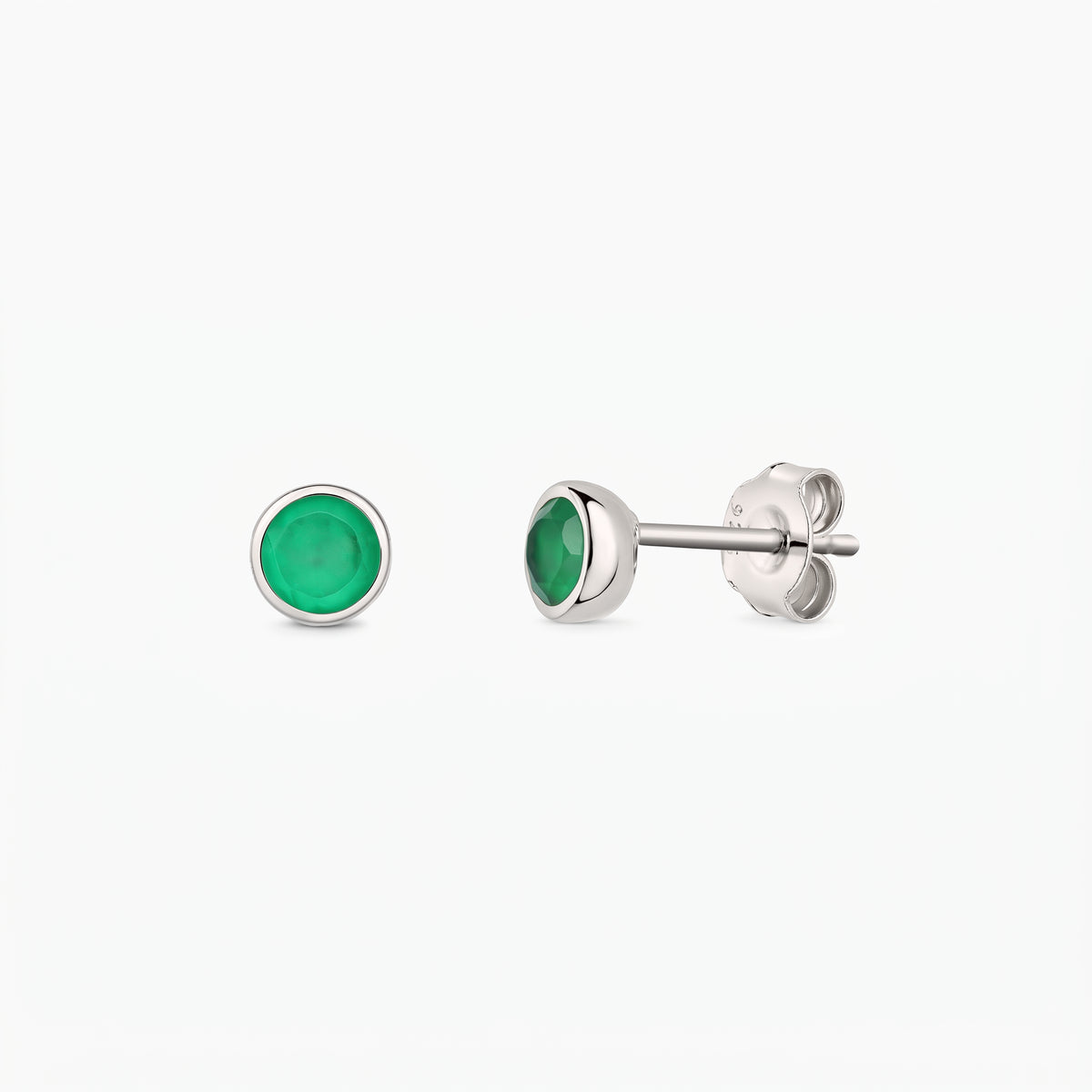 Coppia di orecchini a perno in argento con onice verde in montatura a castone su sfondo bianco, viste frontale e laterale con chiusure a farfalla.