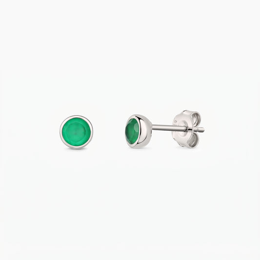 Coppia di orecchini a perno in argento con onice verde in montatura a castone su sfondo bianco, viste frontale e laterale con chiusure a farfalla.