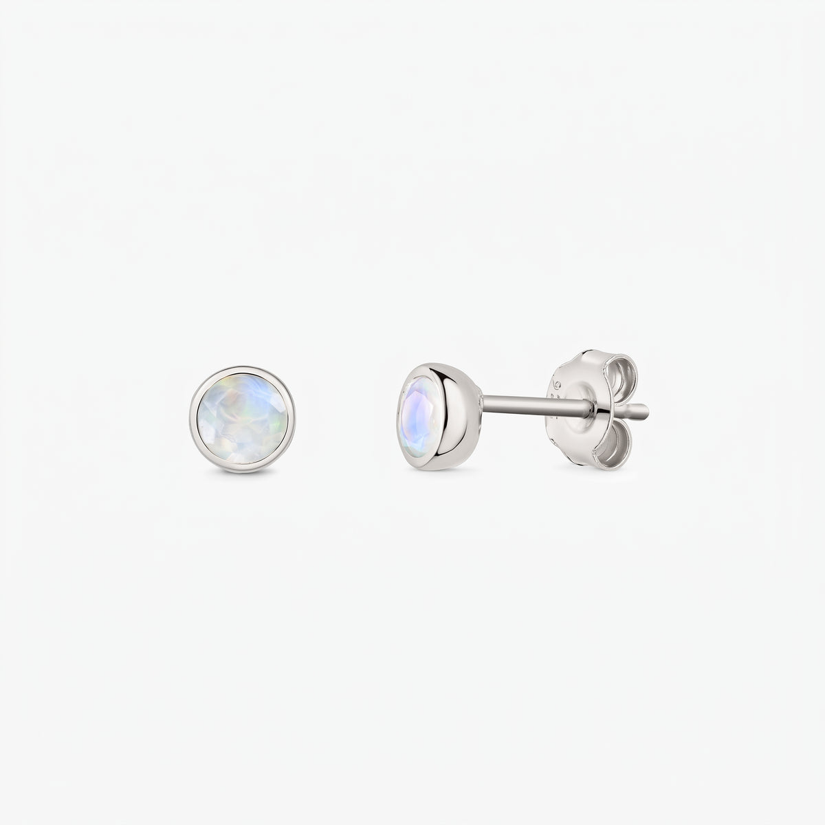 Coppia di orecchini a lobo in argento sterling 925 con pietre di luna rotonde iridescenti incastonate a castone, su sfondo bianco; mostrati frontalmente e di lato con chiusura a farfalla.