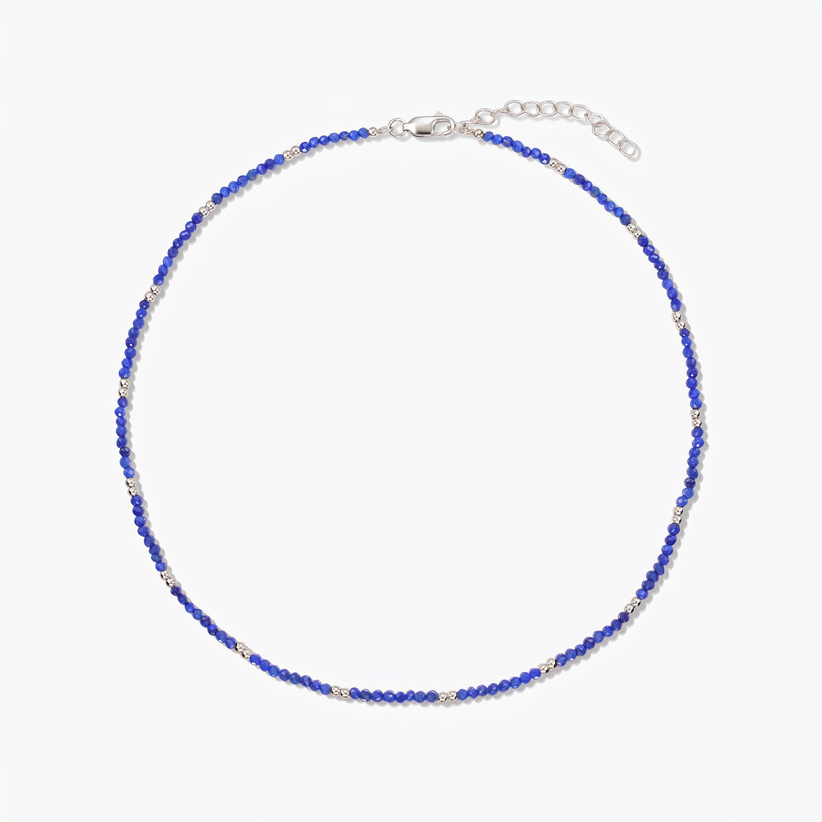 Collana in argento Indira SummerScape con perline in lapislazzuli blu, chiusura a moschettone e catenina di prolunga su sfondo bianco.