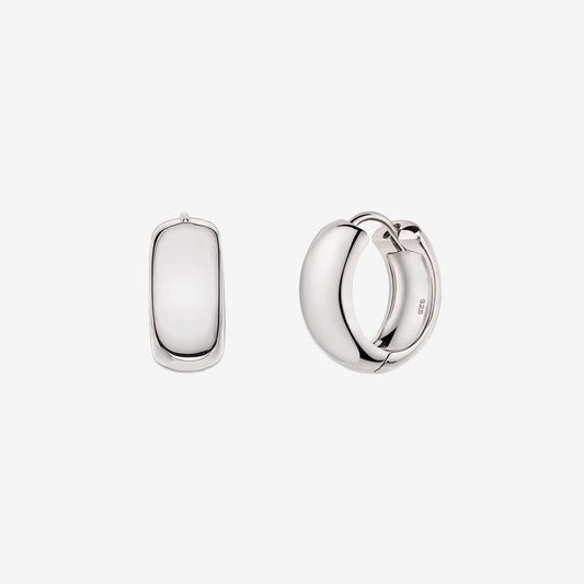 Orecchini huggie in argento 925, modello Bold Maxi Hoops; un pezzo presentato frontalmente e l'altro leggermente aperto, su sfondo bianco, con finitura lucida.