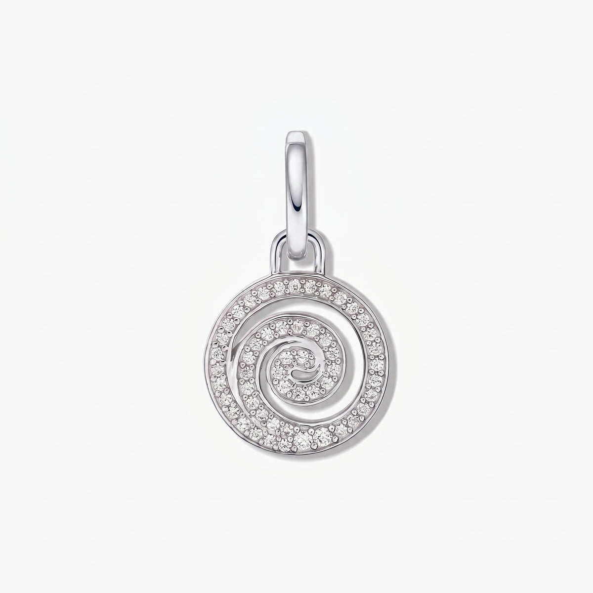Primo piano di un ciondolo a spirale in argento sterling con pavé di zirconia bianca, fotografato su sfondo bianco.