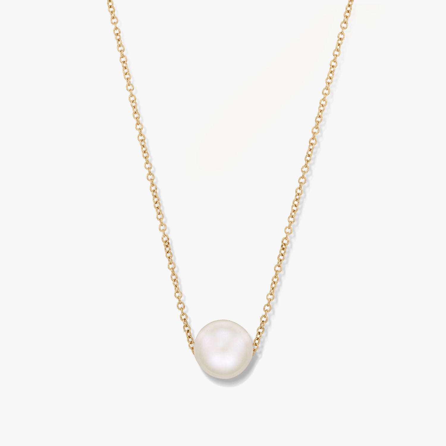 Collana in oro con un ciondolo di perla singola su sfondo bianco.