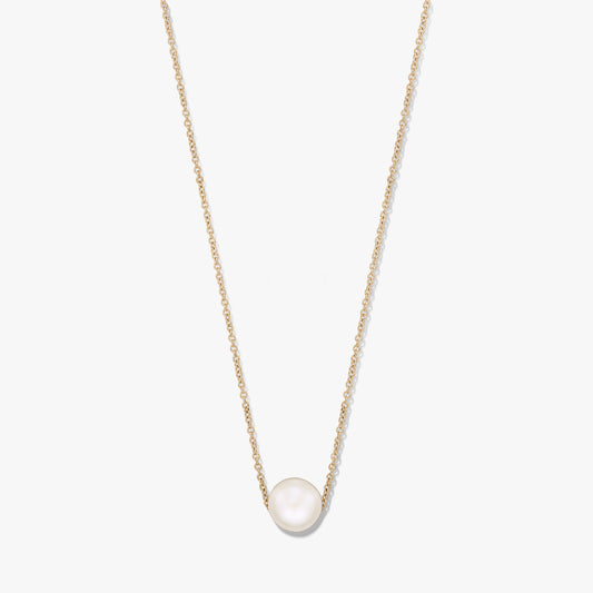 Collana a catena delicata con una singola perla naturale bianca al centro su una catena color oro, isolata su sfondo bianco.