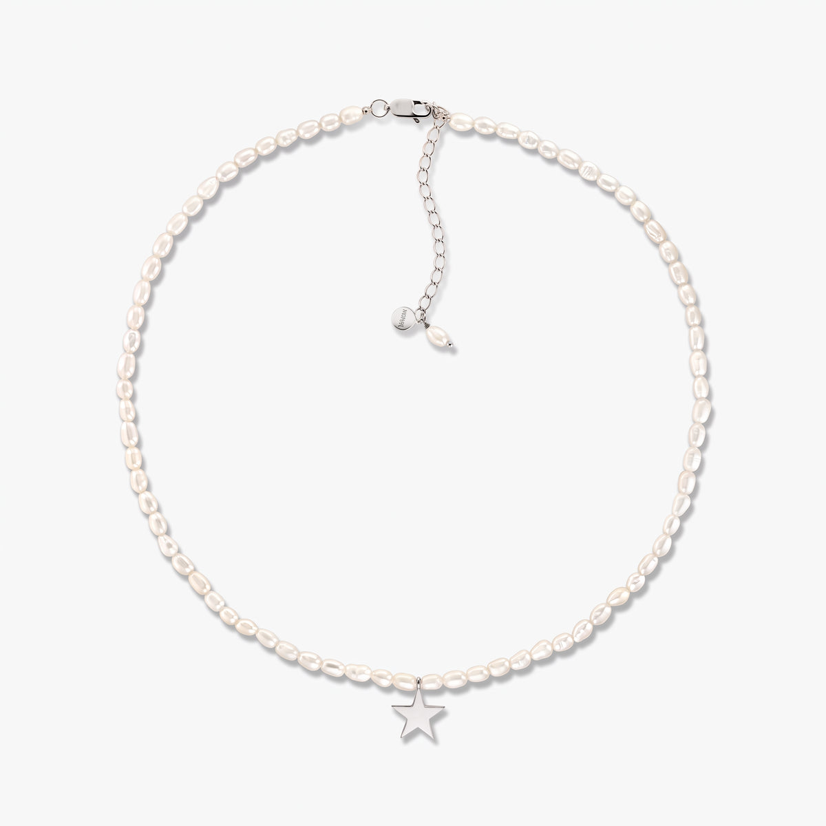 Collana Tiana in argento sterling con perle coltivate e un piccolo ciondolo a stella, mostrata su sfondo bianco con catena estensibile regolabile.