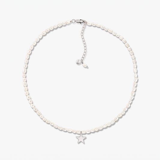 Collana Tiana in argento sterling con perle coltivate e un piccolo ciondolo a stella, mostrata su sfondo bianco con catena estensibile regolabile.