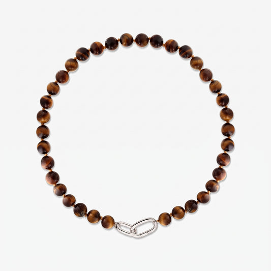 Collana Mareille in argento sterling con perle rotonde in occhio di tigre e chiusura ovale a maglia su sfondo bianco.