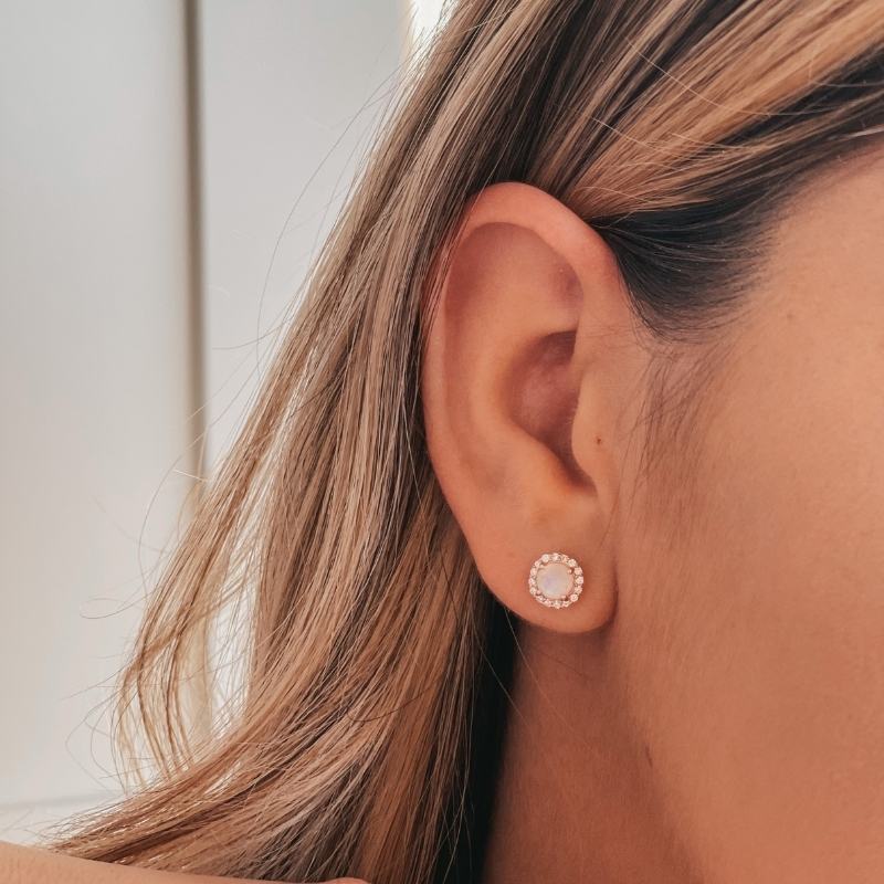 Primo piano di un orecchio femminile con indosso un Orecchino Keira Rose Silver con pietra di luna.