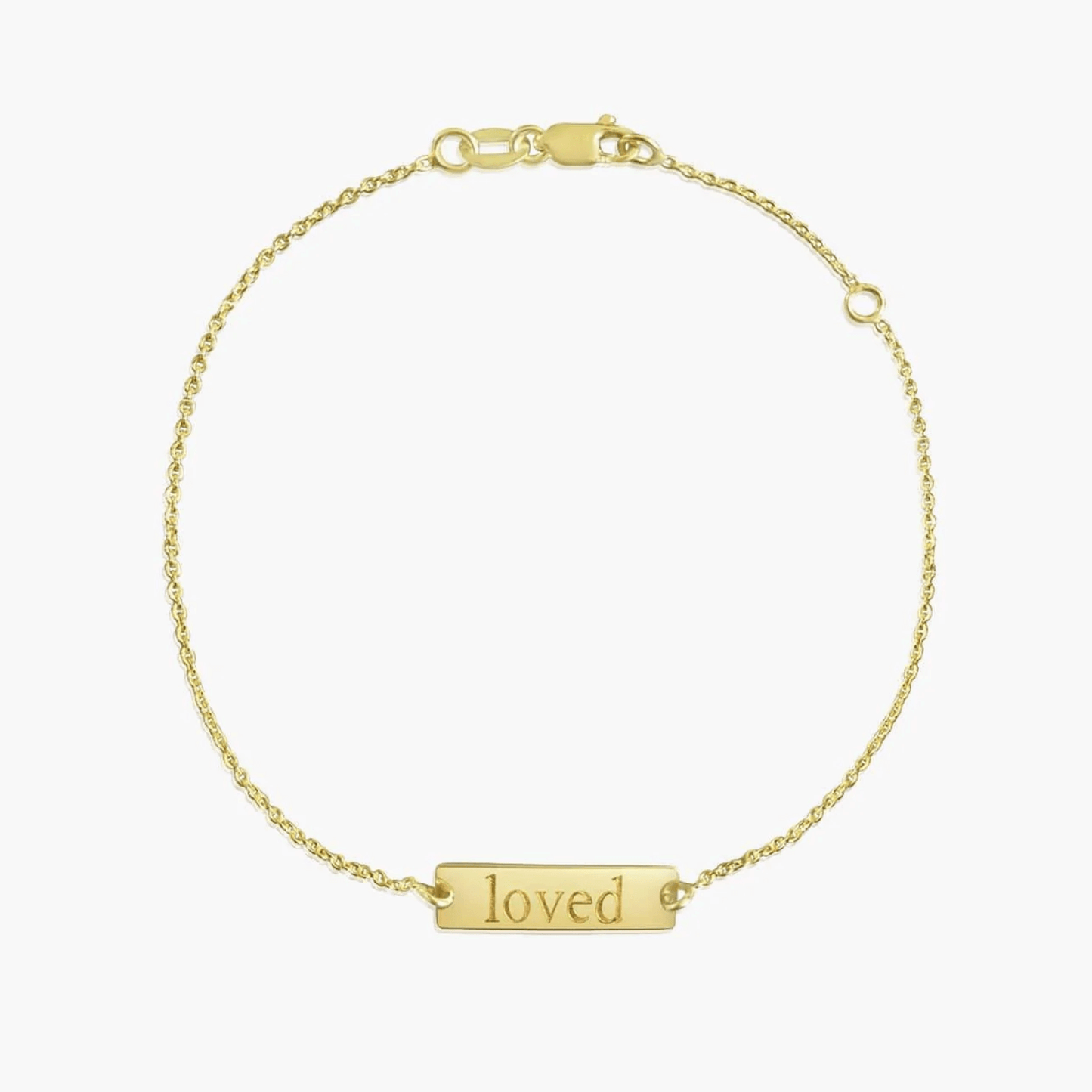 Bracciale in oro 14K con incisione 'loved' su sfondo bianco solido.