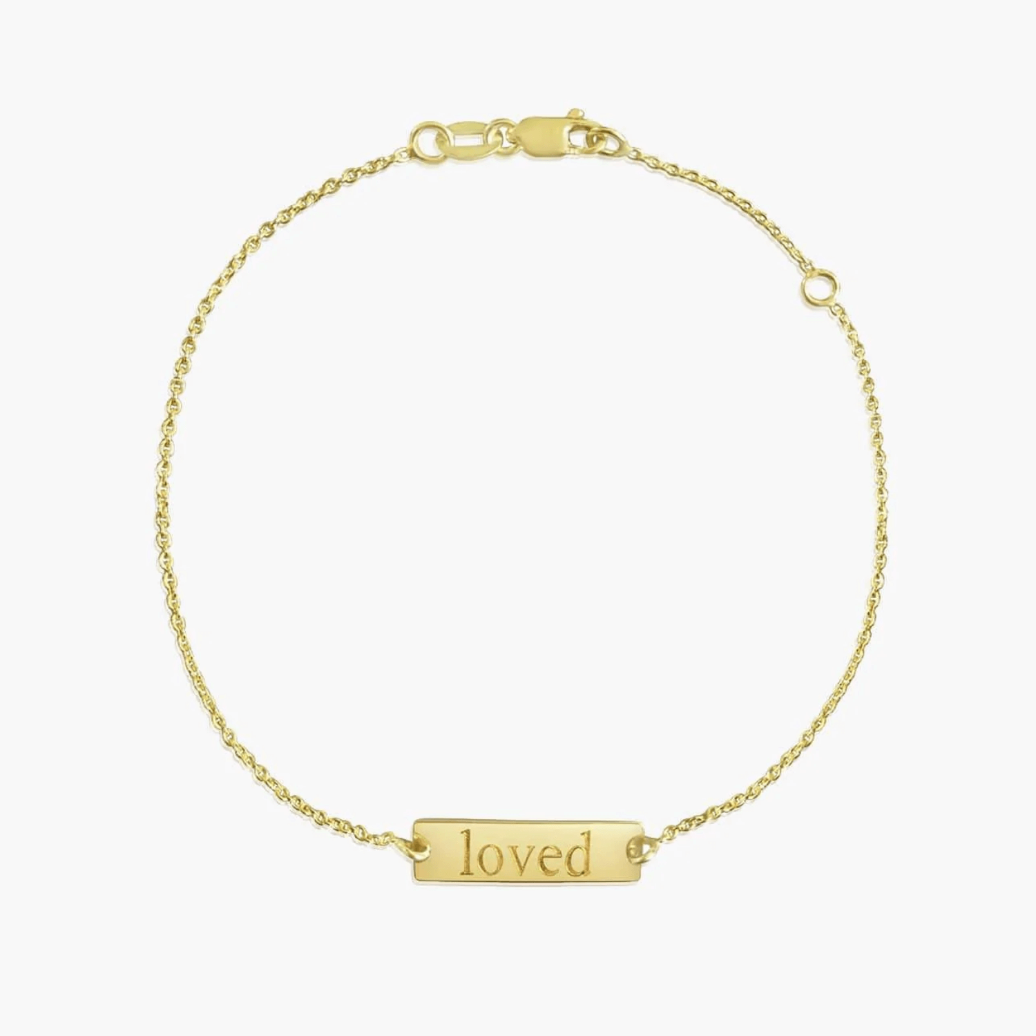 Bracciale in oro 14K con incisione 'loved' su sfondo bianco solido.