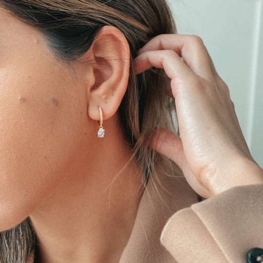 Orecchini in Argento Golden Gem Huggies - Pietra di Luna - Indira