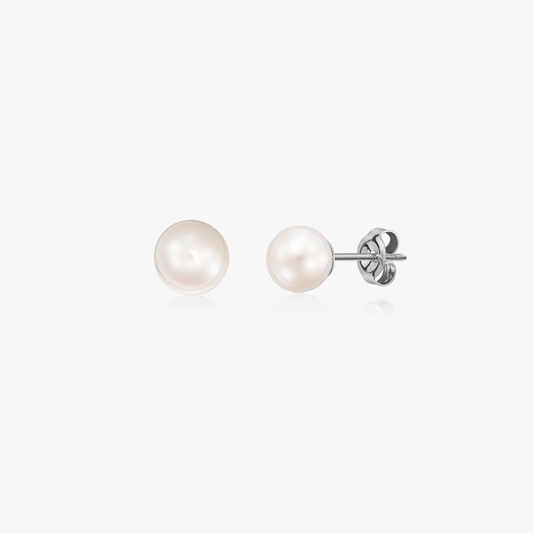 Coppia di orecchini a perno in argento con perle naturali su sfondo bianco.