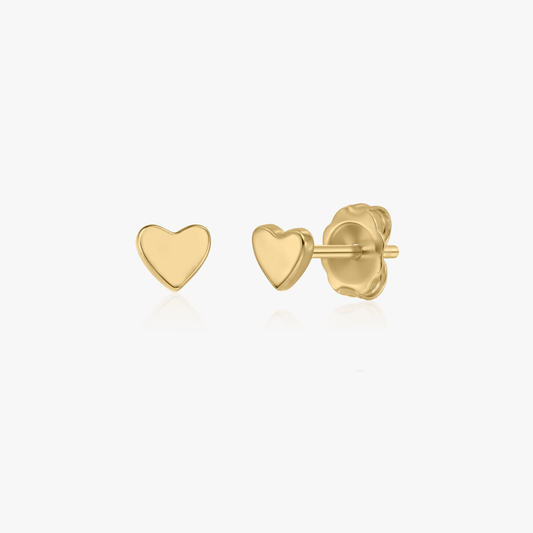 Coppia di orecchini a cuore in oro 14K su sfondo bianco