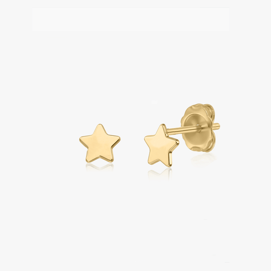 Coppia di orecchini a stella in oro 14K su sfondo bianco