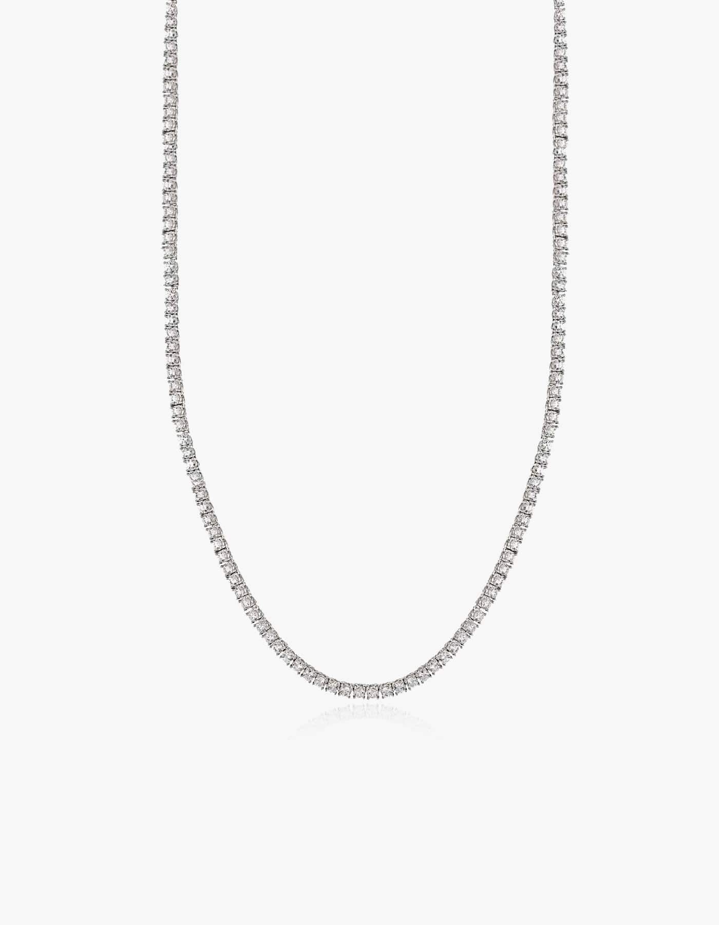 Collana tennis in argento con pietre zirconia su sfondo bianco.