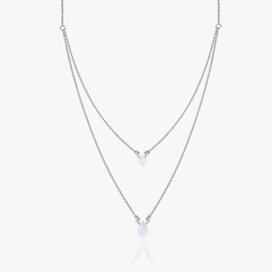 Collana con doppio arcobaleno di pietra lunare su sfondo bianco.