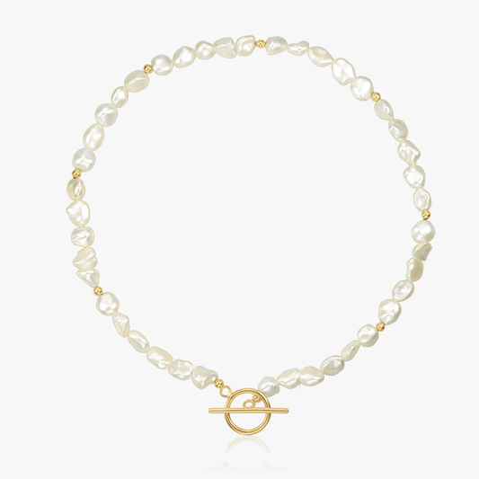 Una collana in argento con perle naturali e una chiusura in oro su sfondo bianco.