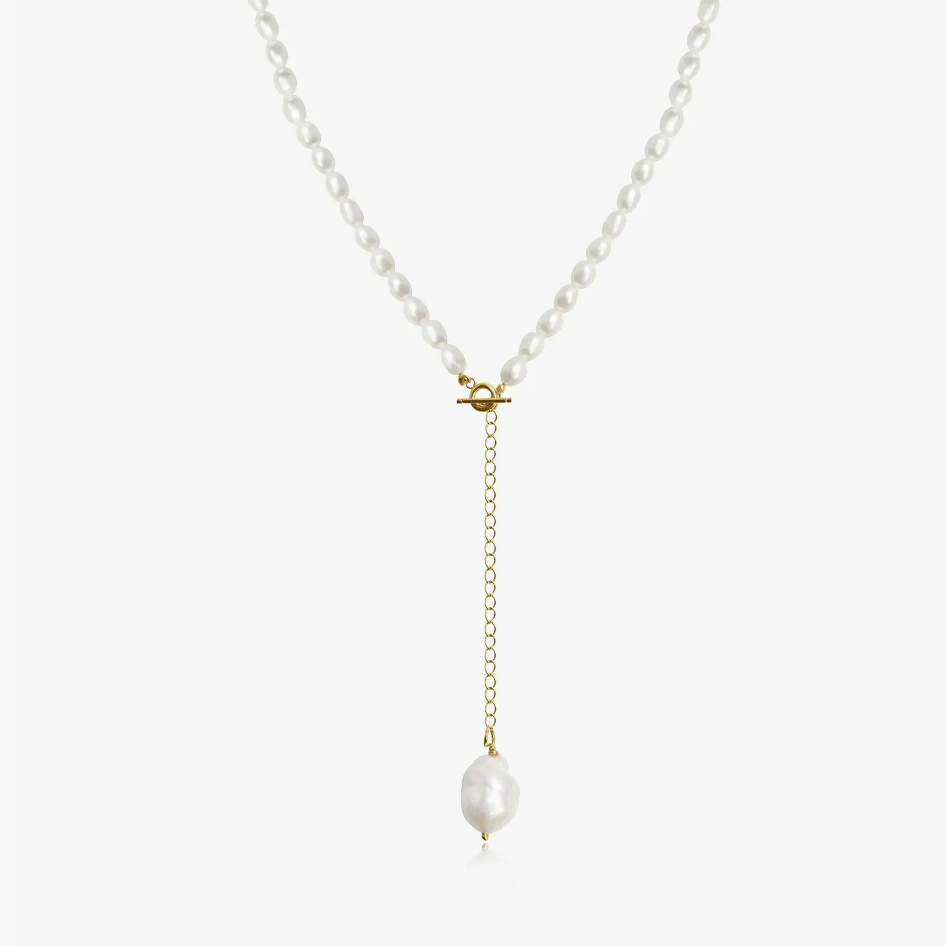 Collana in argento con accento dorato e perla naturale su sfondo bianco