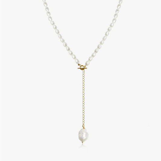 Collana in argento con accento dorato e perla naturale su sfondo bianco