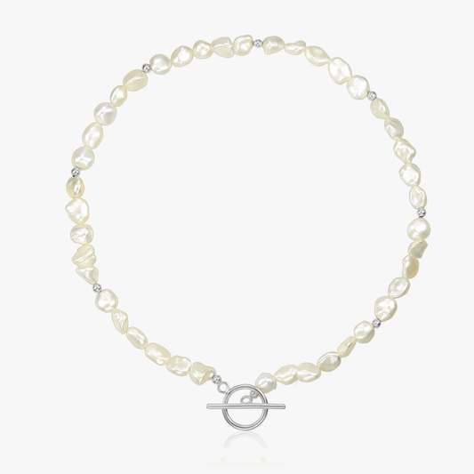 Collana in argento con perle naturali e chiusura a moschettone in argento su sfondo bianco.