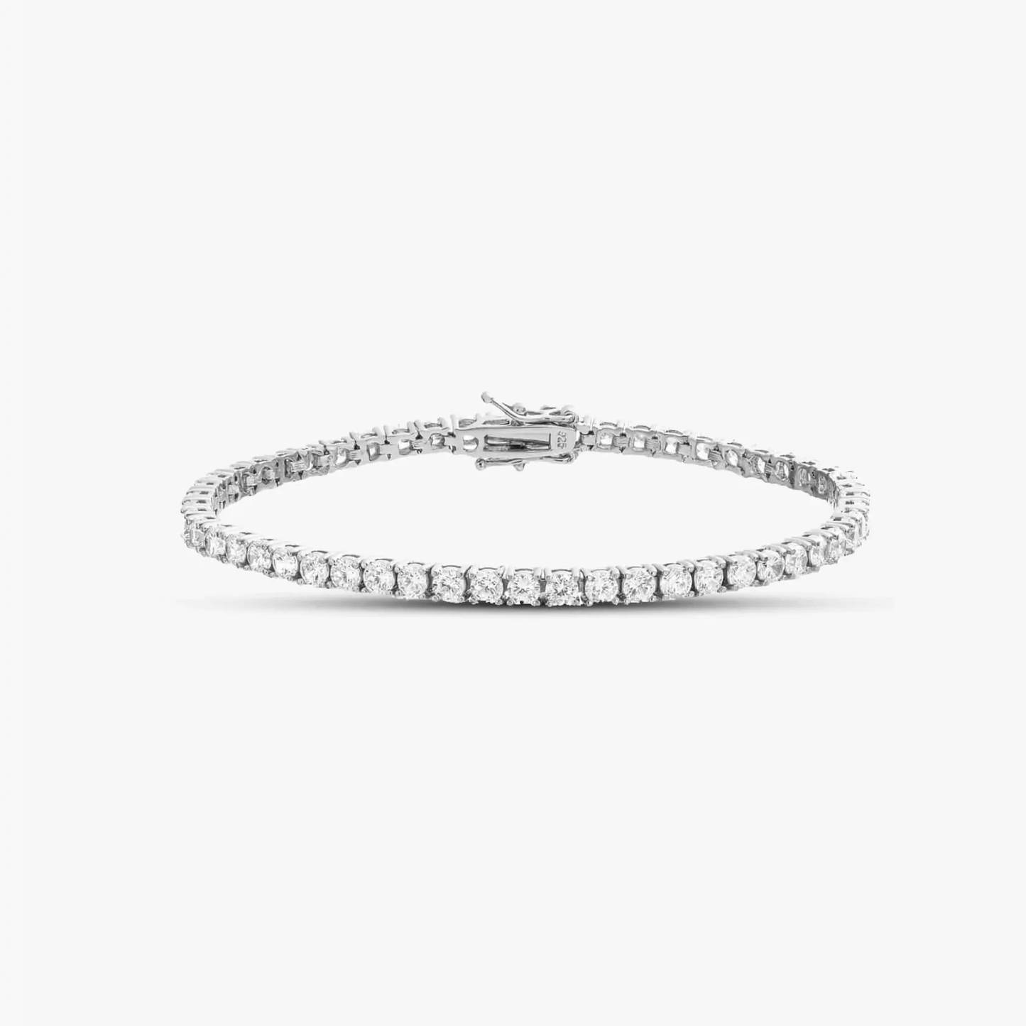 Bracciale tennis in argento con pietre di zirconia su sfondo bianco solido.