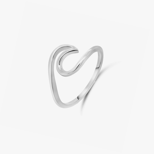 Un anello minimalista in argento con design ondulato su sfondo bianco.