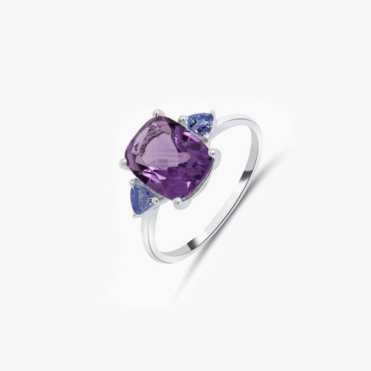 Anello in argento con una grande ametista e due più piccoli tanzanite, in un design minimalista.