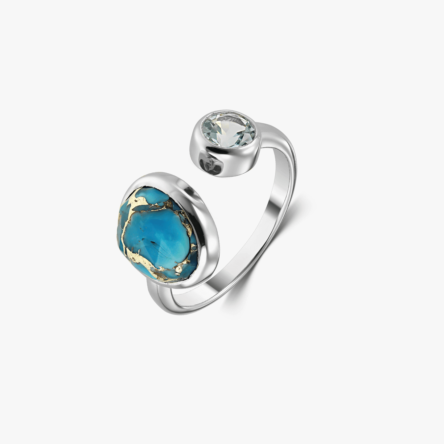 Anello in argento con topazio blu e pietra turchese su sfondo bianco.