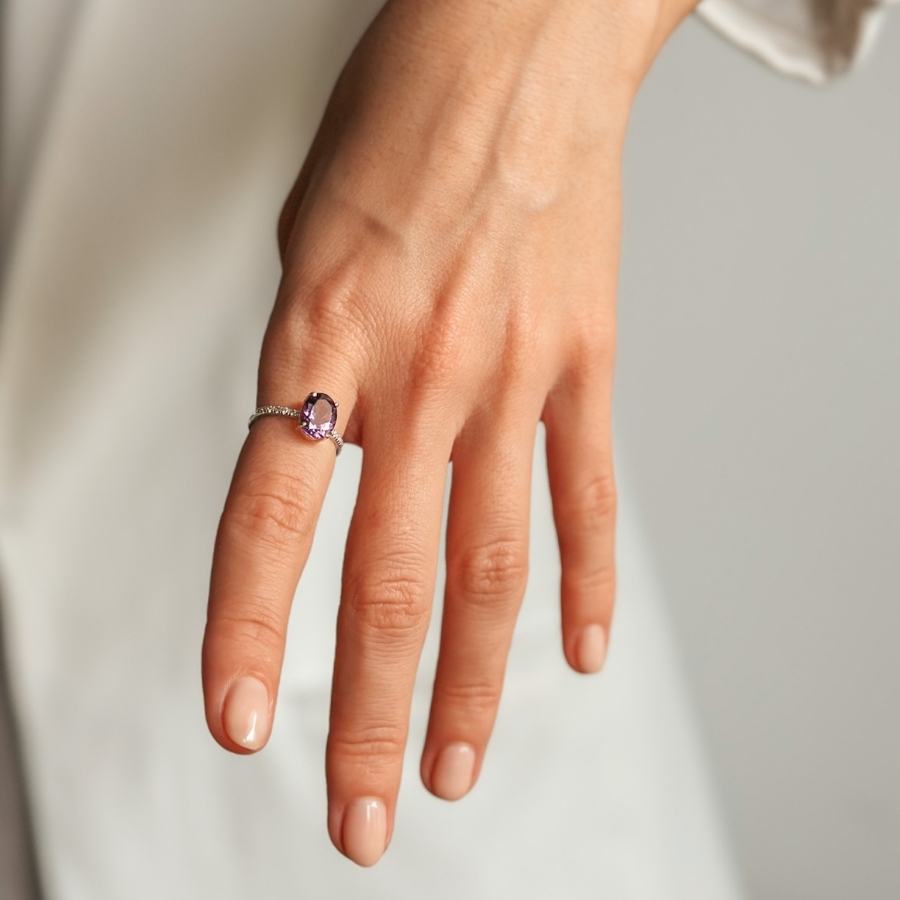Un primo piano di una mano che indossa un Anello Reina in Argento con Ametista e Zirconi