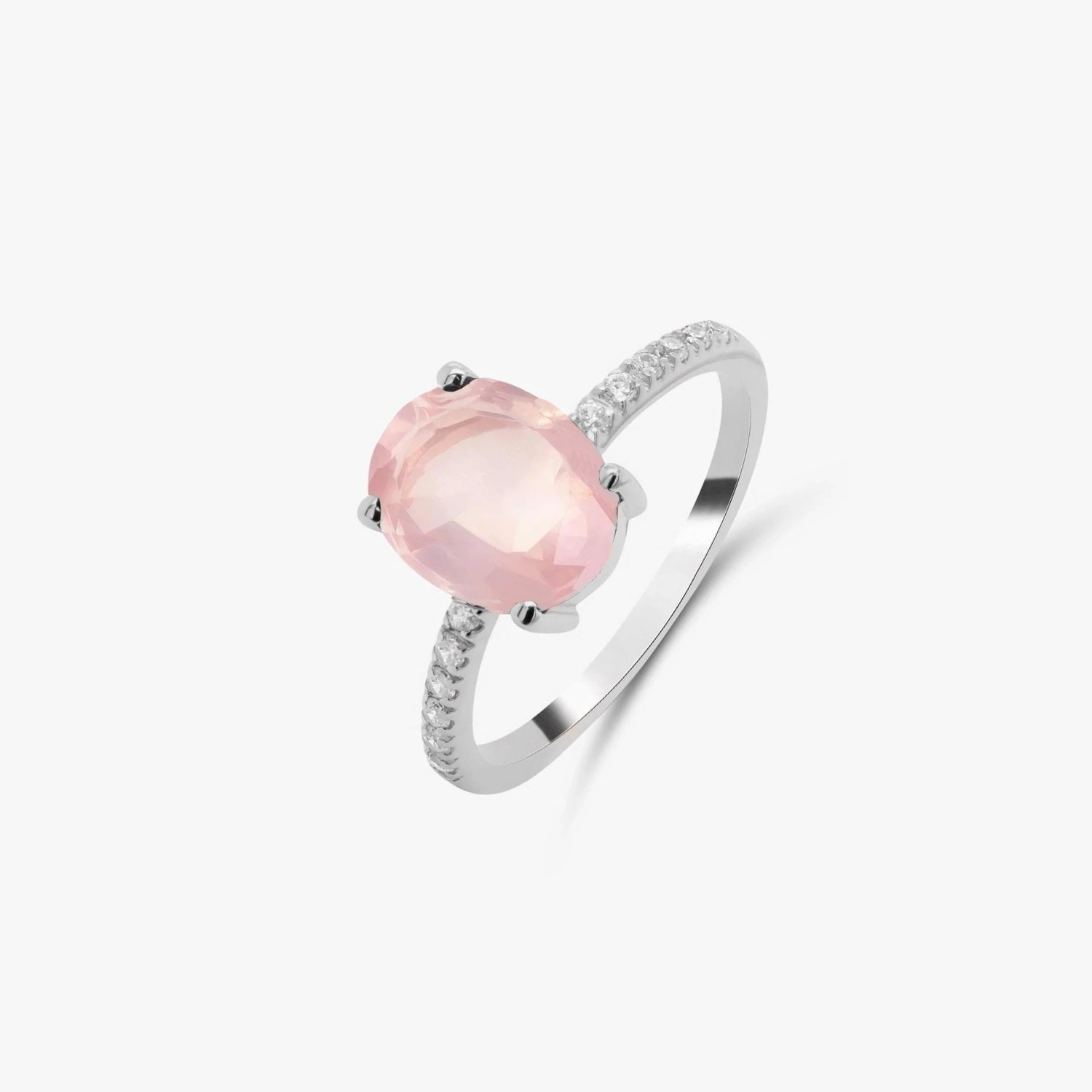 Anello in argento con pietra in quarzo rosa e piccoli zirconi su sfondo bianco.