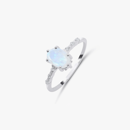 Anello Selah in argento con pietra di luna e zirconi su sfondo bianco solido.