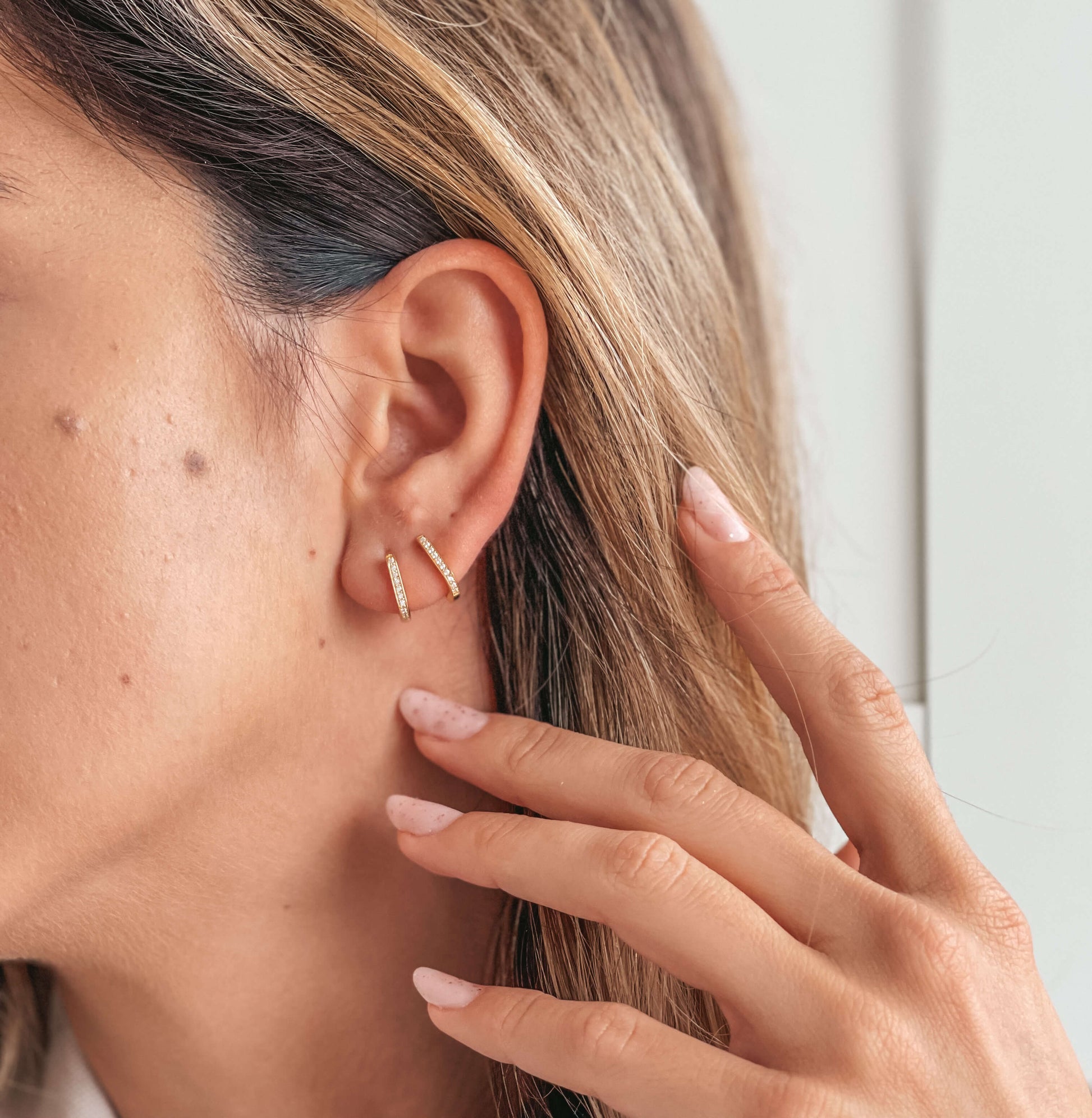 Orecchini in argento Golden U Hoops - Zirconia - Indira