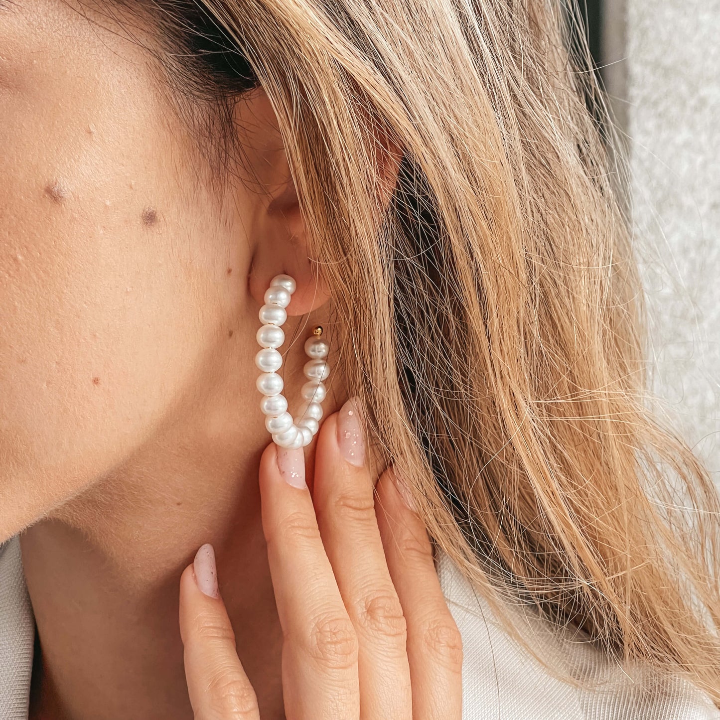 Orecchini in argento Golden Pearl Hoops - Perle naturali - Indira